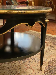 Mesa europeia em madeira na cor preta com detalhes em dourado - comprar online