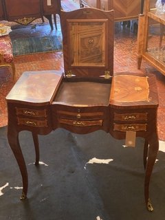 Penteadeira Louis XV com marchetaria e bronze