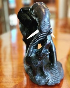 Escultura africana em madeira ebanizada representando elefante e seu filhote na internet