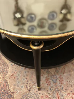 Mesa europeia em madeira na cor preta com detalhes em dourado na internet