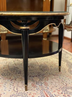 Mesa europeia em madeira na cor preta com detalhes em dourado