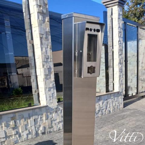 Totem em Aço inox 304 Escovado - 1,4m Altura com Protetor/Aba Externo