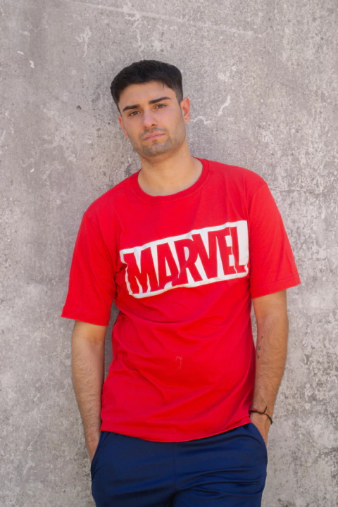Remera logo marvel roja
