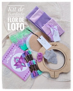 Kit de bordado con materiales para crear una flor de loto, incluyendo telas, hilos y un bastidor.