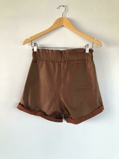 Short engomado marron en internet