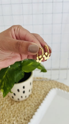 ARGOLLAS DIJE FLOR ACERO DORADO