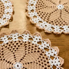 Kit toalhinha bege e branca em crochê - Art Familiar Artesanato