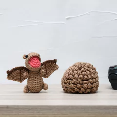 Ovo com filhote de Dragão bege em amigurumi na internet