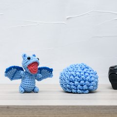 Ovo com filhote de Dragão azul em amigurumi na internet
