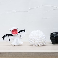 Ovo com filhote de Dragão branco em amigurumi na internet