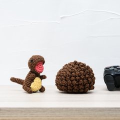 Ovo com filhote de dinossauro marrom em amigurumi na internet