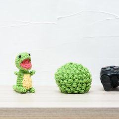 Ovo com filhote de dinossauro verde em amigurumi na internet