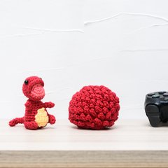Ovo com filhote de dinossauro vermelho em amigurumi na internet