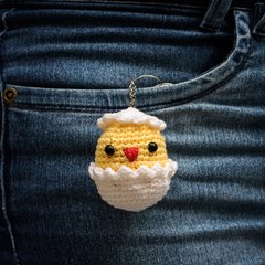 Chaveiro Pintinho no ovo em amigurumi - comprar online