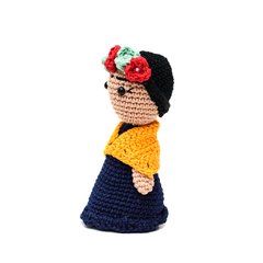 Boneca Frida Kahlo média em amigurumi
