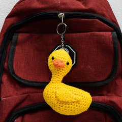 Chaveiro patinho de cabeça ladeada em amigurumi - comprar online