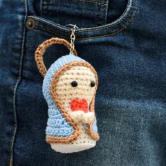 Chaveiro Santinha em amigurumi - comprar online