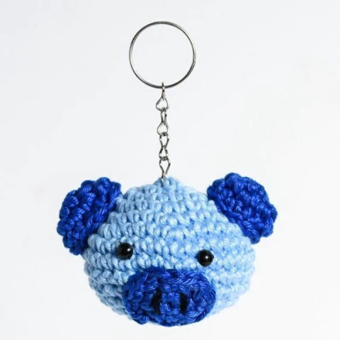 Chaveiro porquinho azul em amigurumi