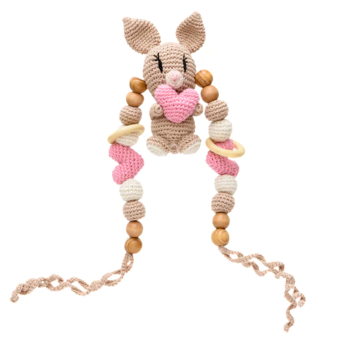 Enfeite para berço coelhinhos com coração em amigurumi