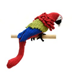 Arara vermelha e verde em amigurumi na internet