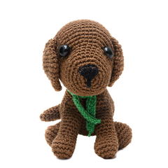 Cachorro Marrom de Manta Verde em Amigurumi