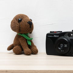 Cachorro Marrom de Manta Verde em Amigurumi - comprar online