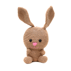 Coelho marrom em amigurumi