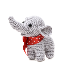 Elefante com laço em amigurumi na internet