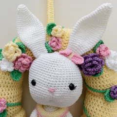 Guirlanda Coelhinha de vestido em amigurumi na internet