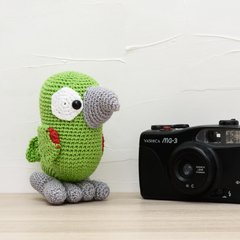 Papagaio alegre em amigurumi na internet
