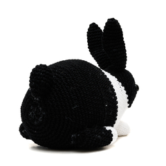 Coelho Holandês Preto e Branco em Amigurumi na internet
