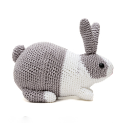 Coelho Holandês Cinza e Branco em Amigurumi - Art Familiar Artesanato
