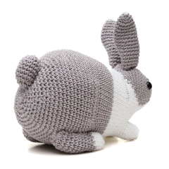 Coelho Holandês Cinza e Branco em Amigurumi na internet