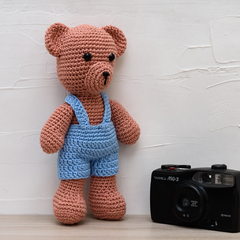 Urso de Jardineira em Amigurumi - Art Familiar Artesanato