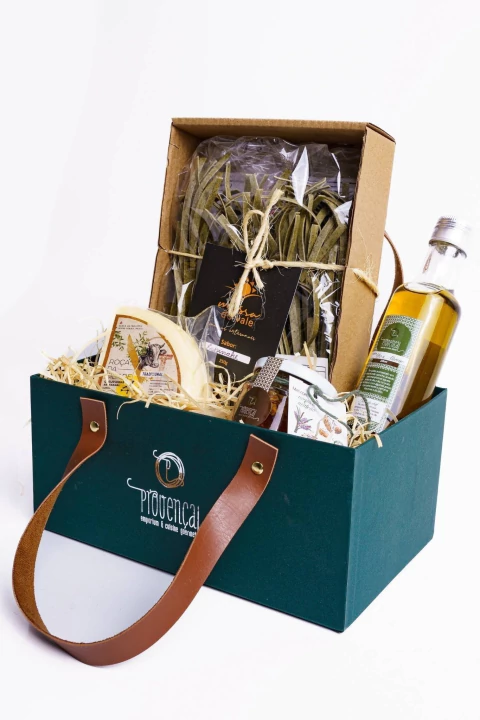 Kit presente Paraopeba com azeite, massa do vale, mel com açafrão, queijo Canastra embalados em caixa verde com alça marrom