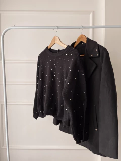 SWEATER OVERSIZE CON HOTFIX en internet