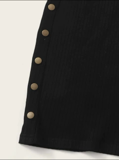 Vestido de malha com aplicações de botões em ouro envelhecido