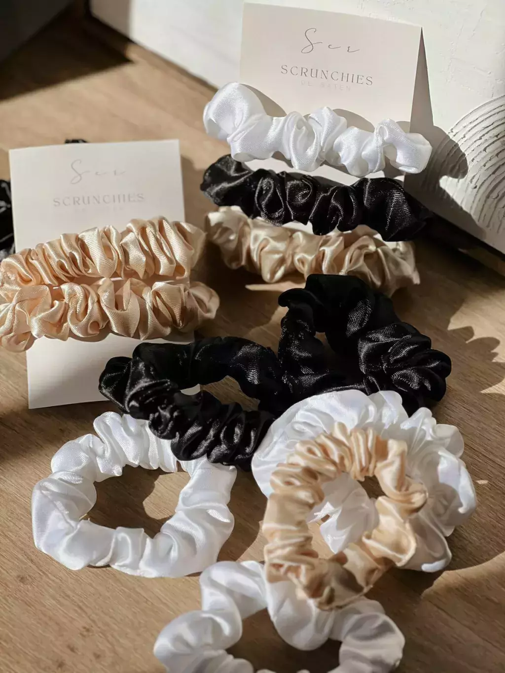 Scrunchies de satén "Casa Nera"
