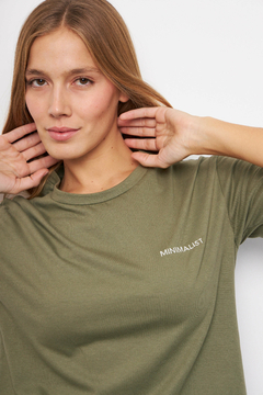 REMERA MINIMALIST BORDADA