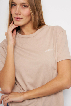 REMERA MINIMALIST BORDADA