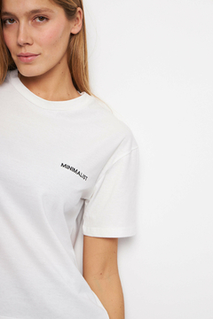 REMERA MINIMALIST BORDADA en internet