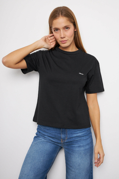 Imagen de REMERA LOVE BORDADA