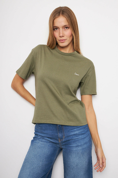 REMERA LOVE BORDADA