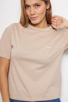 REMERA LOVE BORDADA - JUVIA