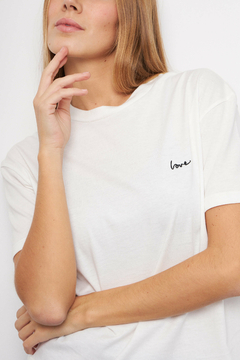 REMERA LOVE BORDADA - JUVIA