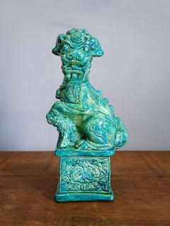 Escultura em porcelana cão de fó protegendo seu filhote no tom de azul