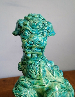 Escultura em porcelana cão de fó protegendo seu filhote no tom de azul na internet
