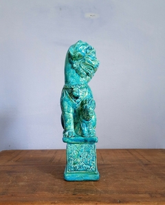 Escultura em porcelana cão de fó protegendo seu filhote no tom de azul na internet