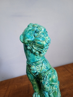 Escultura em porcelana cão de fó protegendo seu filhote no tom de azul