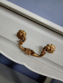 Antiga e lindíssima mesinha de canto/ auxiliar em madeira ao estilo Chinpadelle pintada de branco
